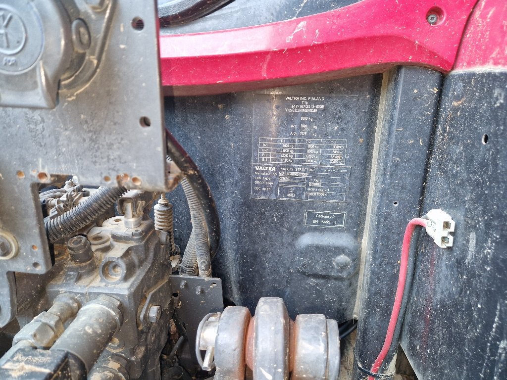 Traktor typu Valtra G115, Gebrauchtmaschine w MAYENNE (Zdjęcie 5)