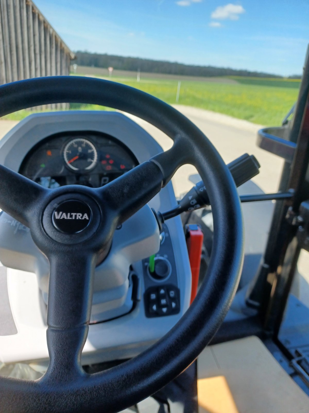 Traktor typu Valtra G125 A, Gebrauchtmaschine v Uffenheim (Obrázek 5)