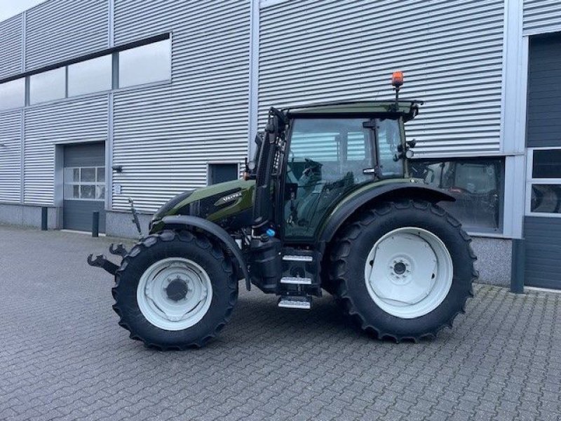 Traktor des Typs Valtra G125 Active met kruipbak, Gebrauchtmaschine in Roermond (Bild 2)