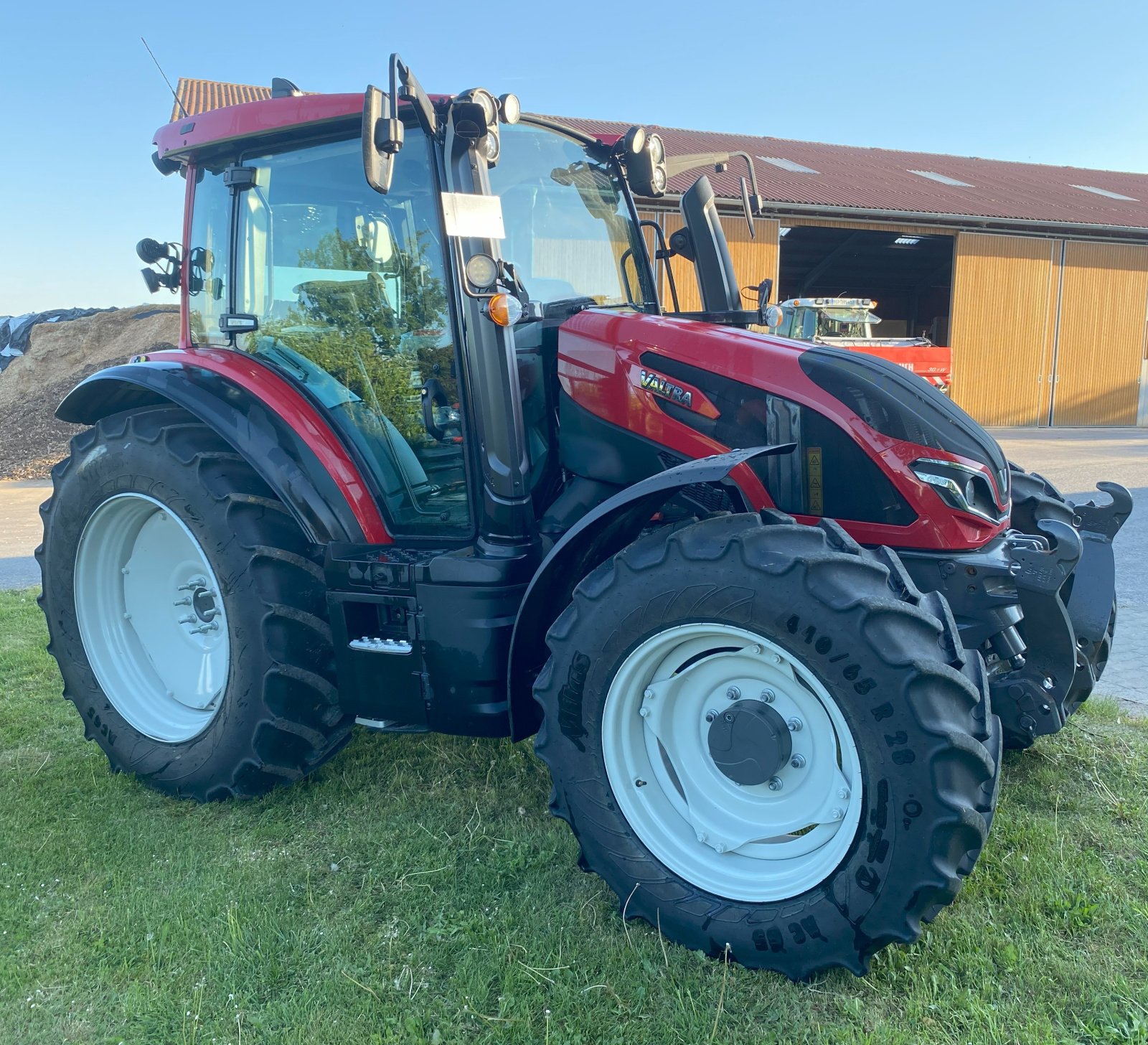 Traktor типа Valtra G125 Versu, Gebrauchtmaschine в Gemünden (Фотография 2)