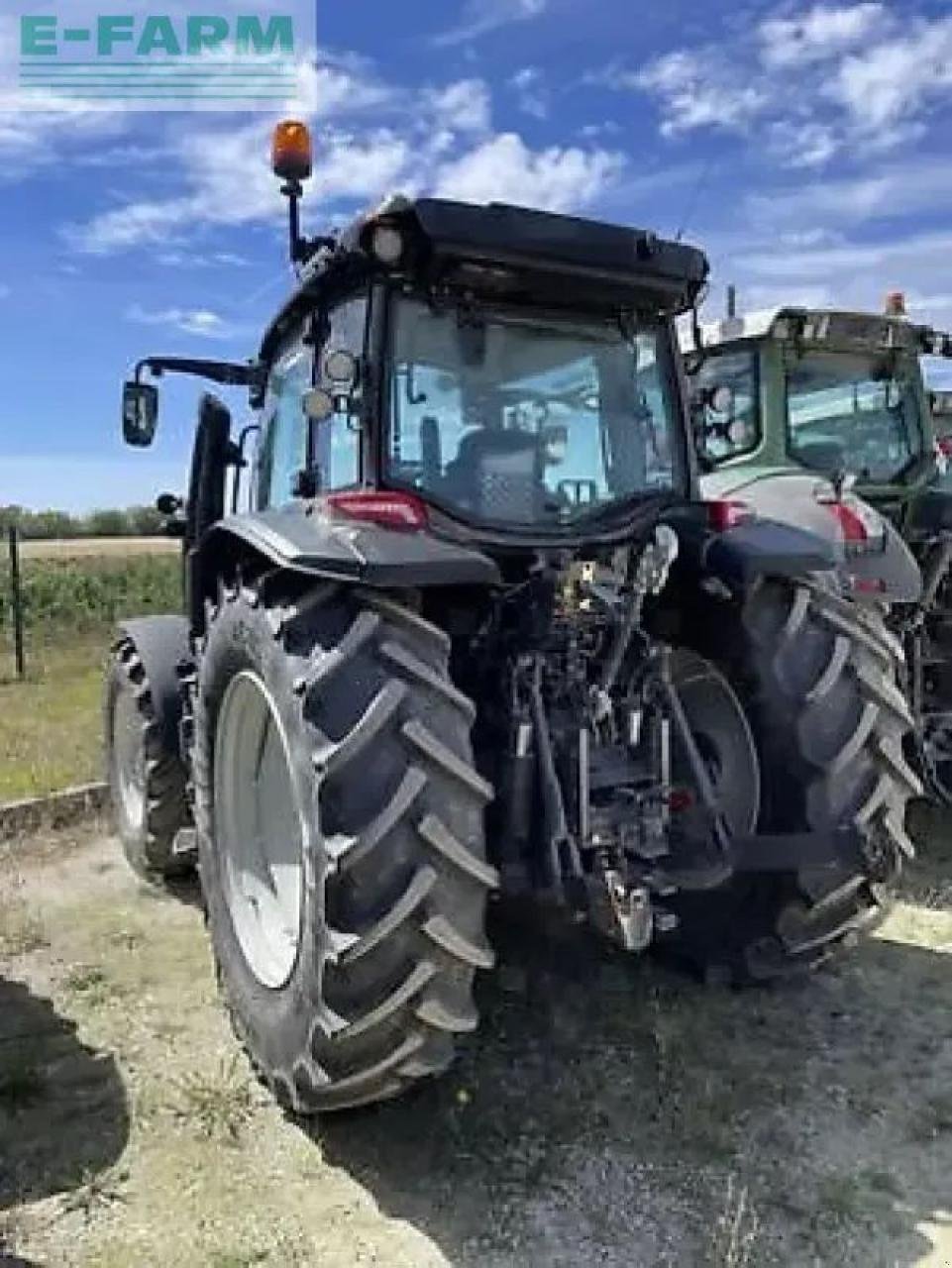 Traktor Türe ait Valtra g125, Gebrauchtmaschine içinde MONFERRAN (resim 4)