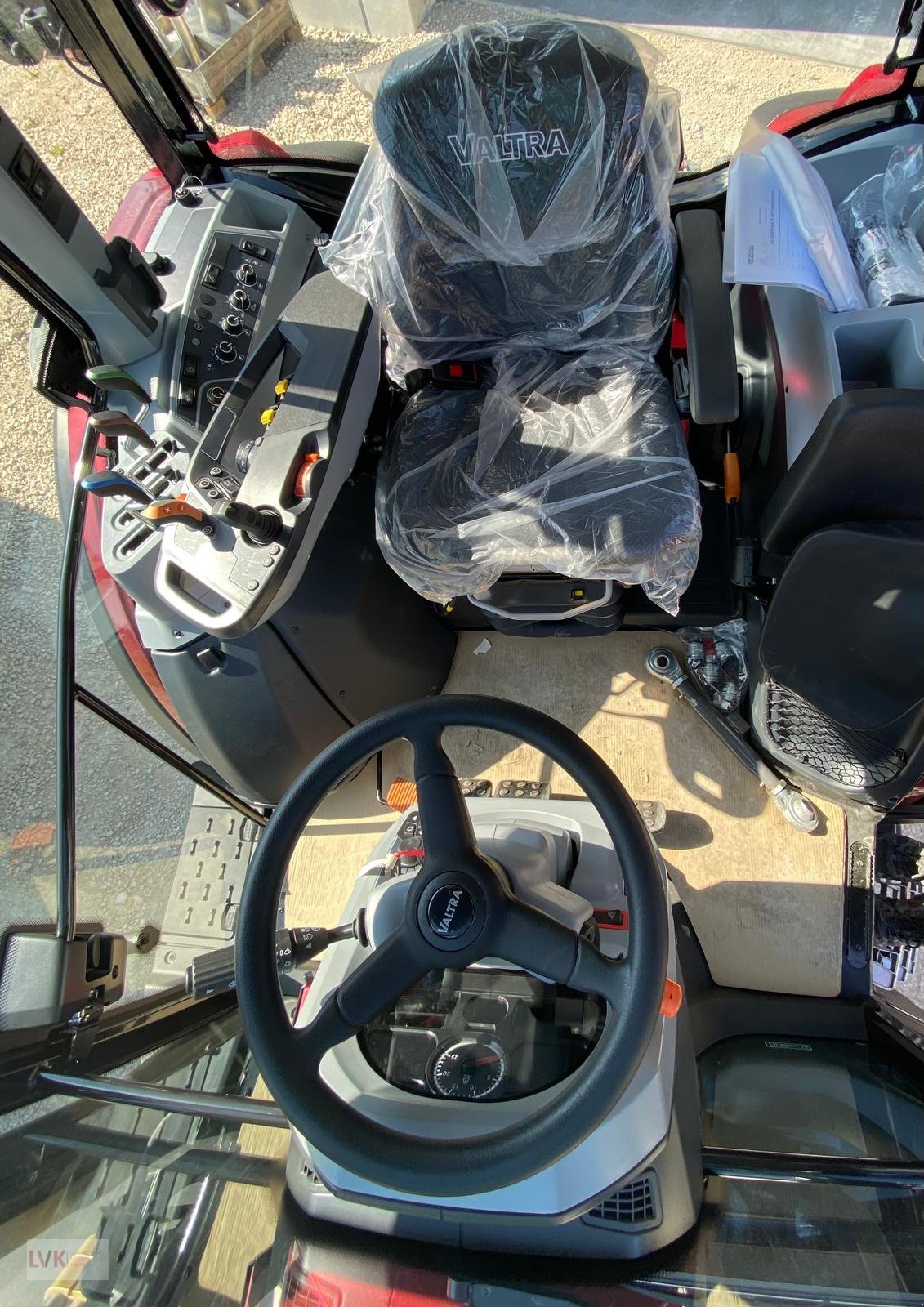 Traktor of the type Valtra G125ea, Neumaschine in Weißenburg (Picture 4)