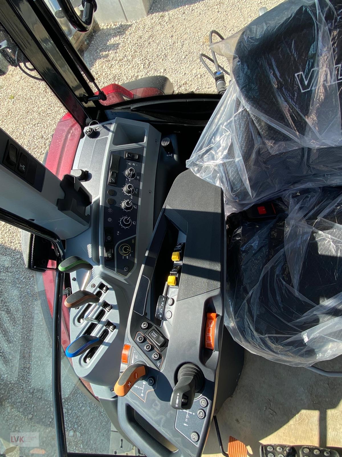 Traktor of the type Valtra G125ea, Neumaschine in Weißenburg (Picture 5)