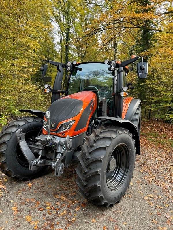 Traktor of the type Valtra G135 Active, Vorführmaschine in Schaffhausen (Picture 2)