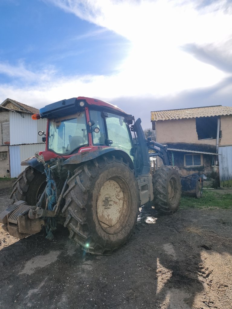 Traktor van het type Valtra G135 HITECH, Gebrauchtmaschine in LABASTIDE MURAT (Foto 3)