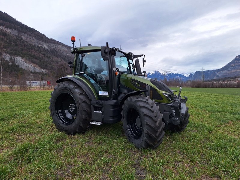 Traktor des Typs Valtra G135 Versu Traktor, Ausstellungsmaschine in Chur (Bild 1)