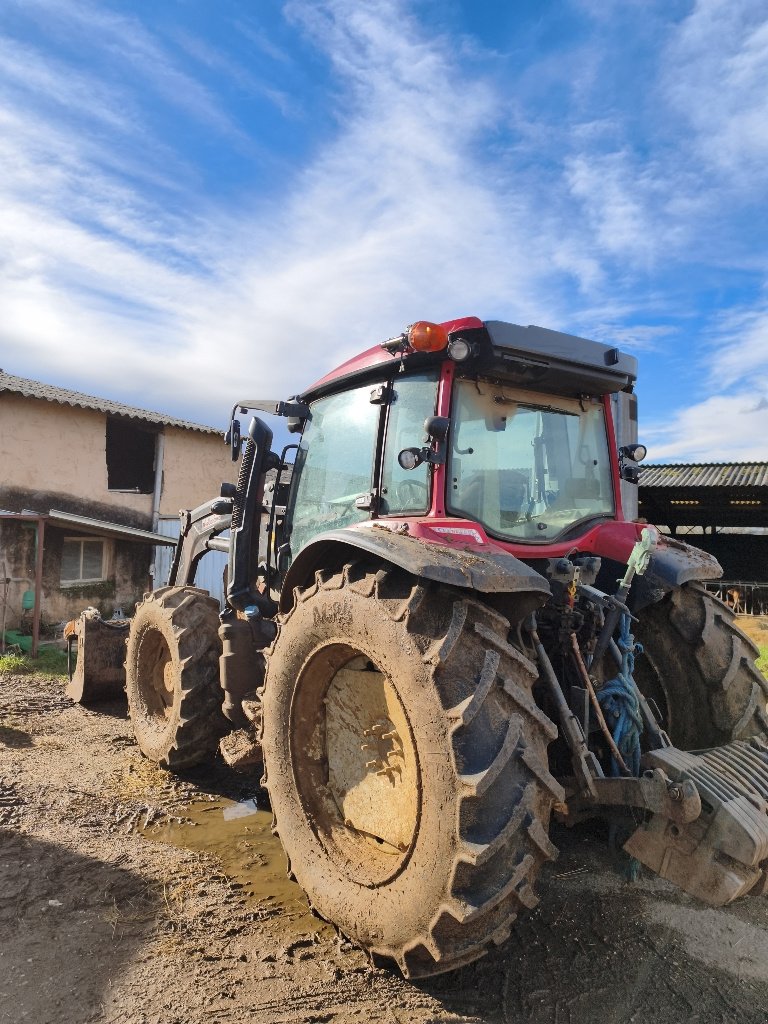 Traktor des Typs Valtra G135, Gebrauchtmaschine in LABASTIDE MURAT (Bild 4)