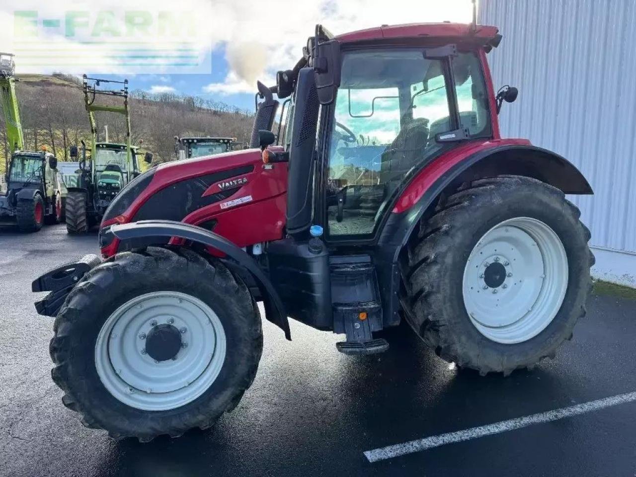 Traktor del tipo Valtra n 104 h5, Gebrauchtmaschine en SAINTE-GENEVIÈVE-SUR-ARGENCE (Imagen 1)