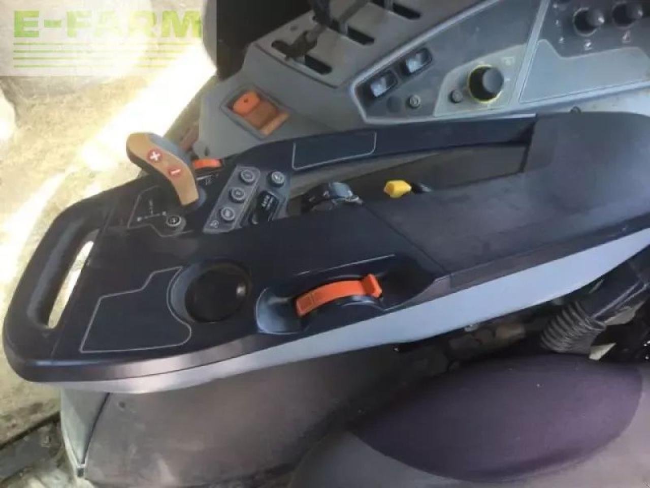 Traktor del tipo Valtra n 104 h5, Gebrauchtmaschine en SAINTE-GENEVIÈVE-SUR-ARGENCE (Imagen 8)