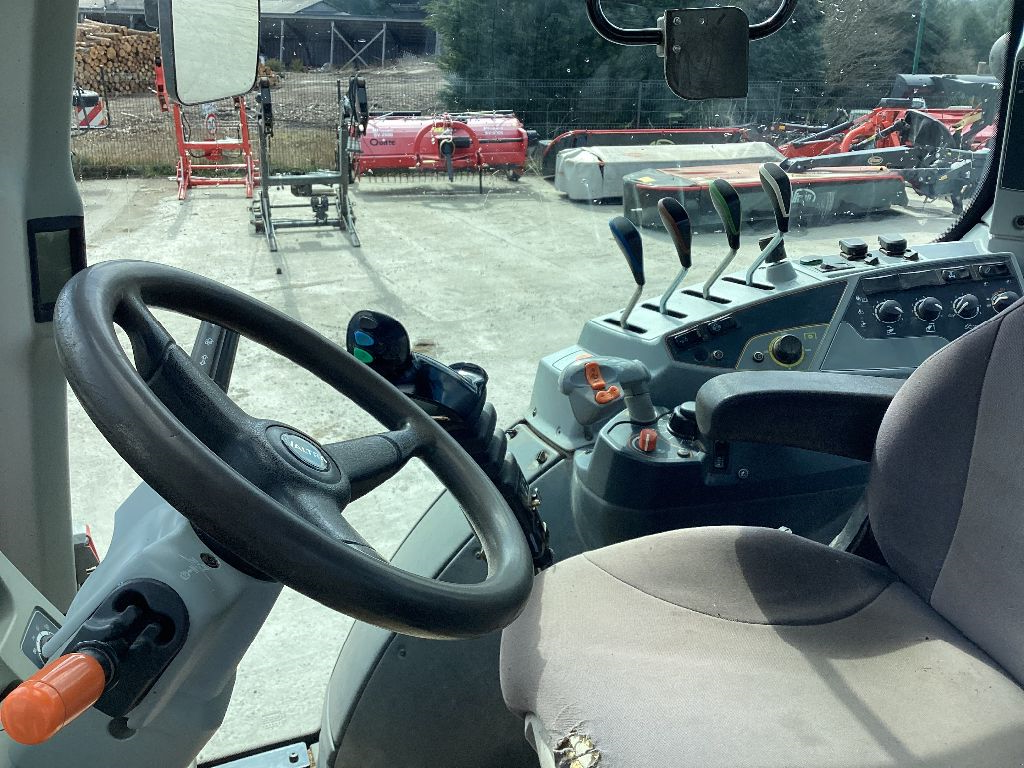 Traktor typu Valtra N 104 HiTech, Gebrauchtmaschine w AUMONT AUBRAC (Zdjęcie 4)