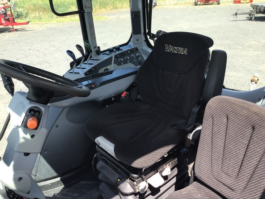 Traktor типа Valtra N 114 H5, Gebrauchtmaschine в SAINT GERMAIN LEMBRON (Фотография 5)