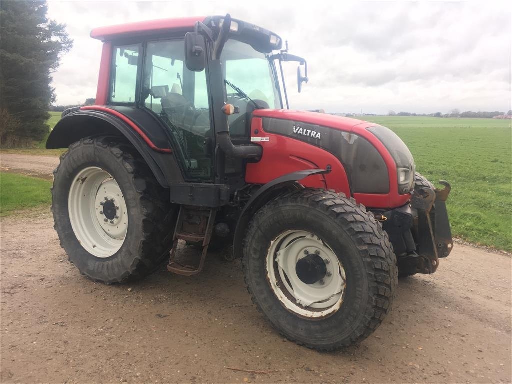 Traktor typu Valtra N 121 HiTech m/Frontlift, Gebrauchtmaschine v Bjerringbro (Obrázek 1)