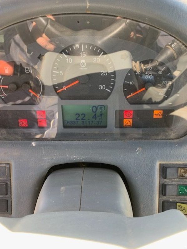 Traktor of the type Valtra N 121, Gebrauchtmaschine in Savigny sur Braye (Picture 6)