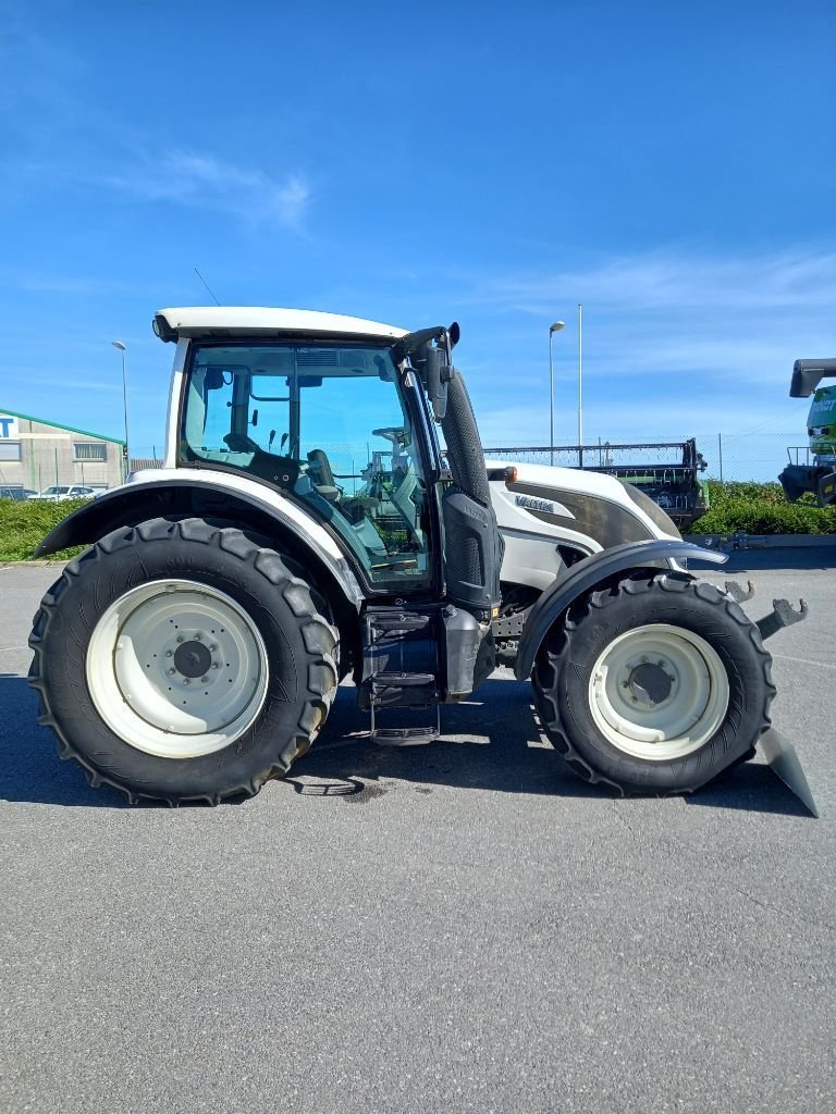 Traktor типа Valtra N 134 HITECH, Gebrauchtmaschine в Calmont (Фотография 8)