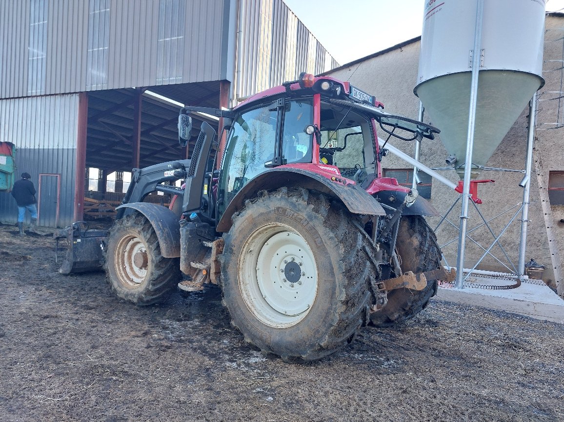 Traktor des Typs Valtra N 135 ACTIVE, Gebrauchtmaschine in LACAPELLE-MARIVAL (Bild 4)