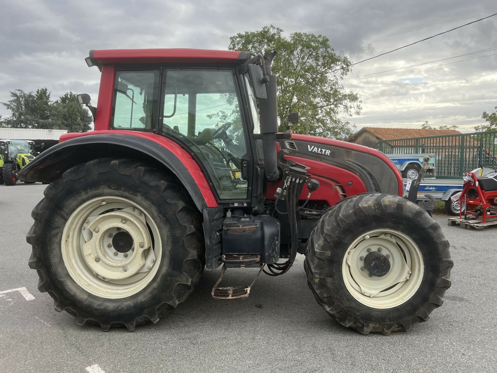 Traktor типа Valtra N 142, Gebrauchtmaschine в Gannat (Фотография 9)