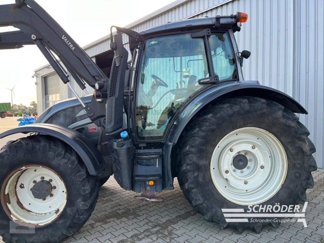 Traktor of the type Valtra N 154 EA, Gebrauchtmaschine in Scharrel (Picture 9)