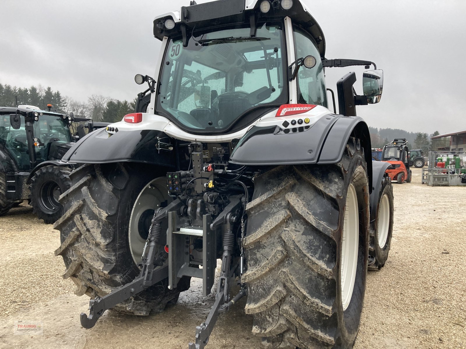 Traktor des Typs Valtra N 155 A, Neumaschine in Mainburg/Wambach (Bild 2)