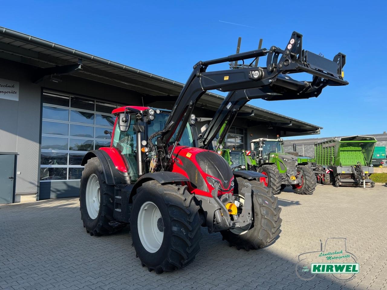 Traktor des Typs Valtra N 155 Active, Neumaschine in Blankenheim (Bild 3)