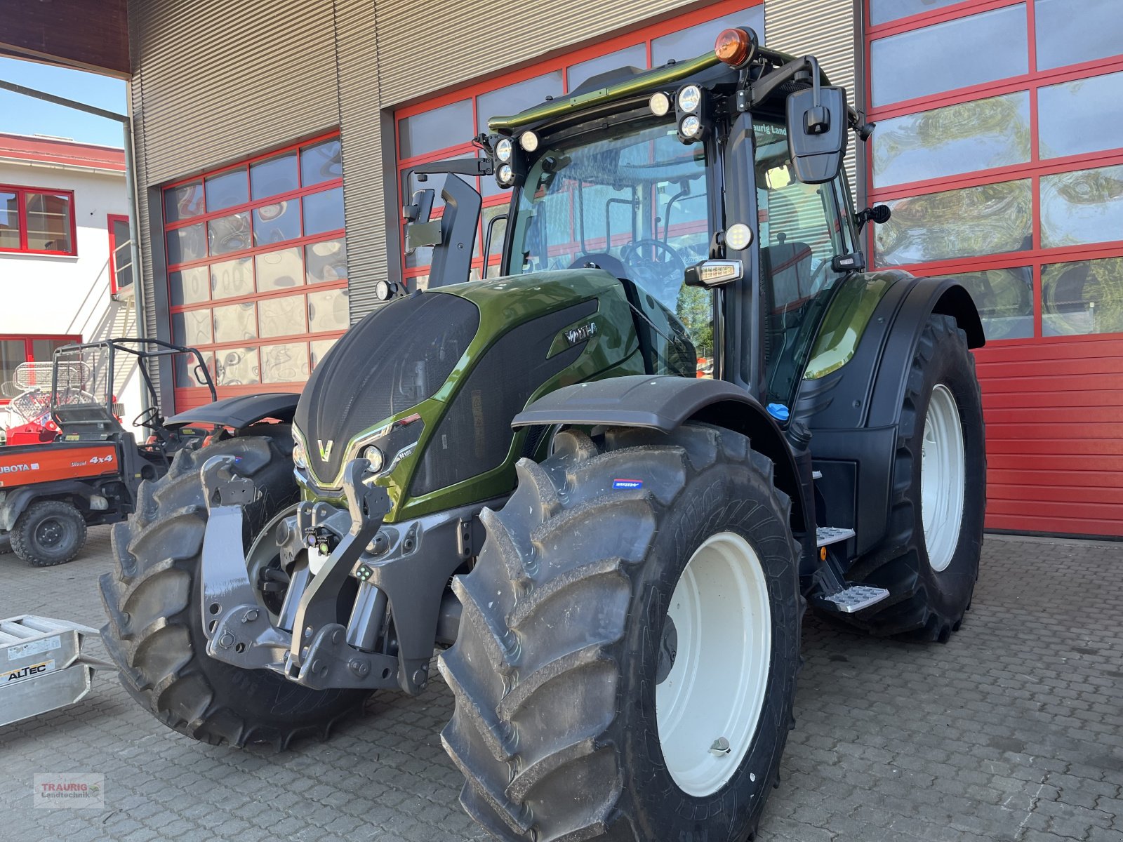 Traktor des Typs Valtra N 155D Forst m. Rüfa, Neumaschine in Mainburg/Wambach (Bild 1)