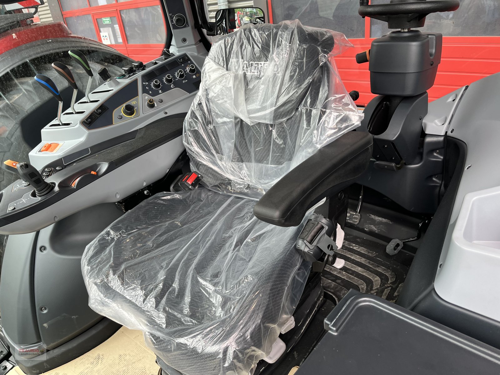 Traktor des Typs Valtra N 155D Forst m. Rüfa, Neumaschine in Mainburg/Wambach (Bild 3)