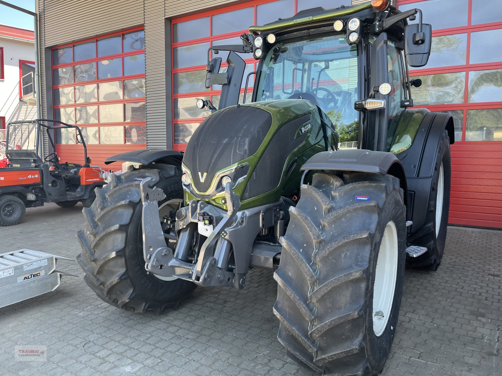 Traktor des Typs Valtra N 155D Forst m. Rüfa, Neumaschine in Mainburg/Wambach (Bild 4)