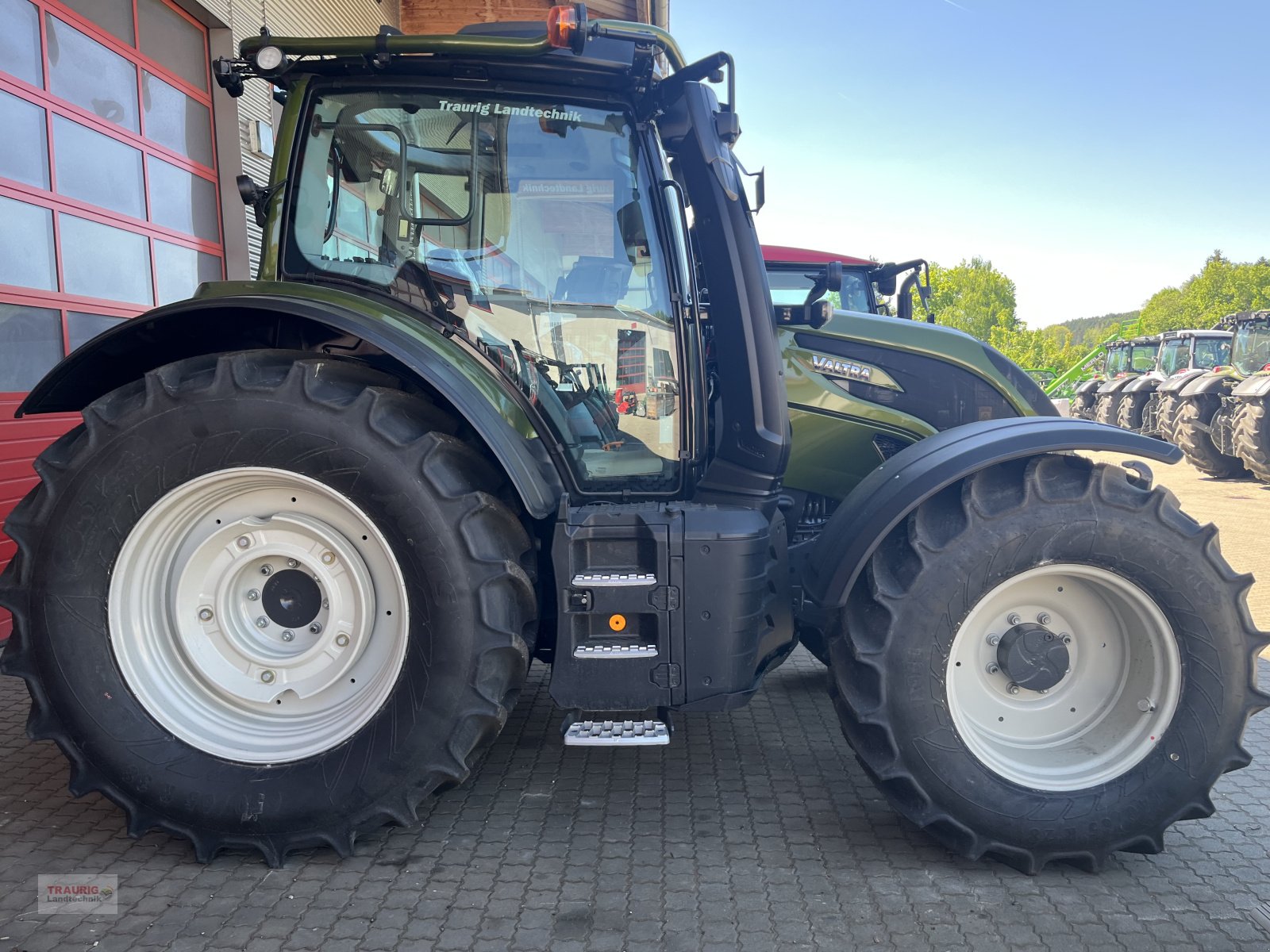 Traktor des Typs Valtra N 155D Forst m. Rüfa, Neumaschine in Mainburg/Wambach (Bild 5)