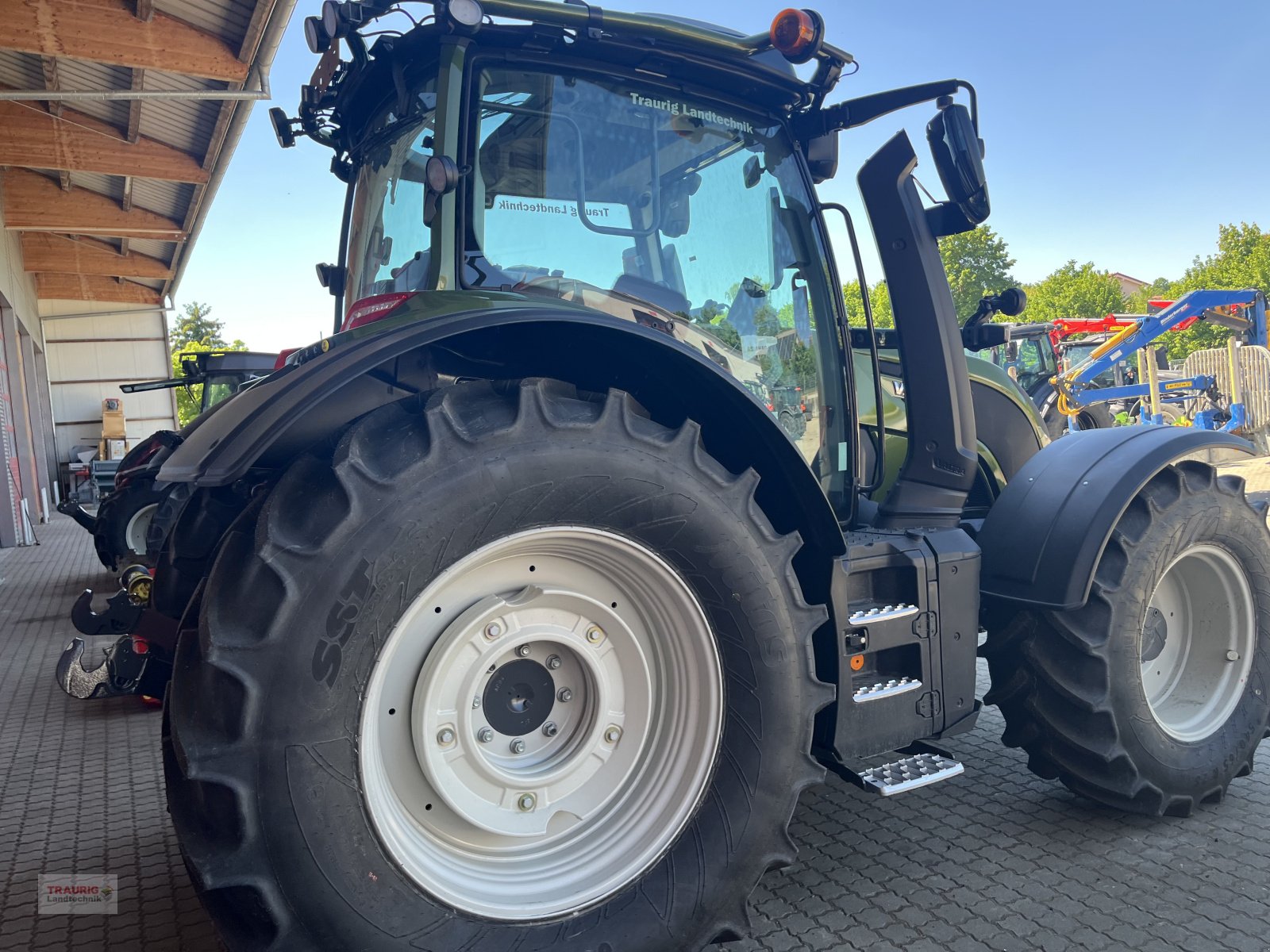 Traktor des Typs Valtra N 155D Forst m. Rüfa, Neumaschine in Mainburg/Wambach (Bild 10)