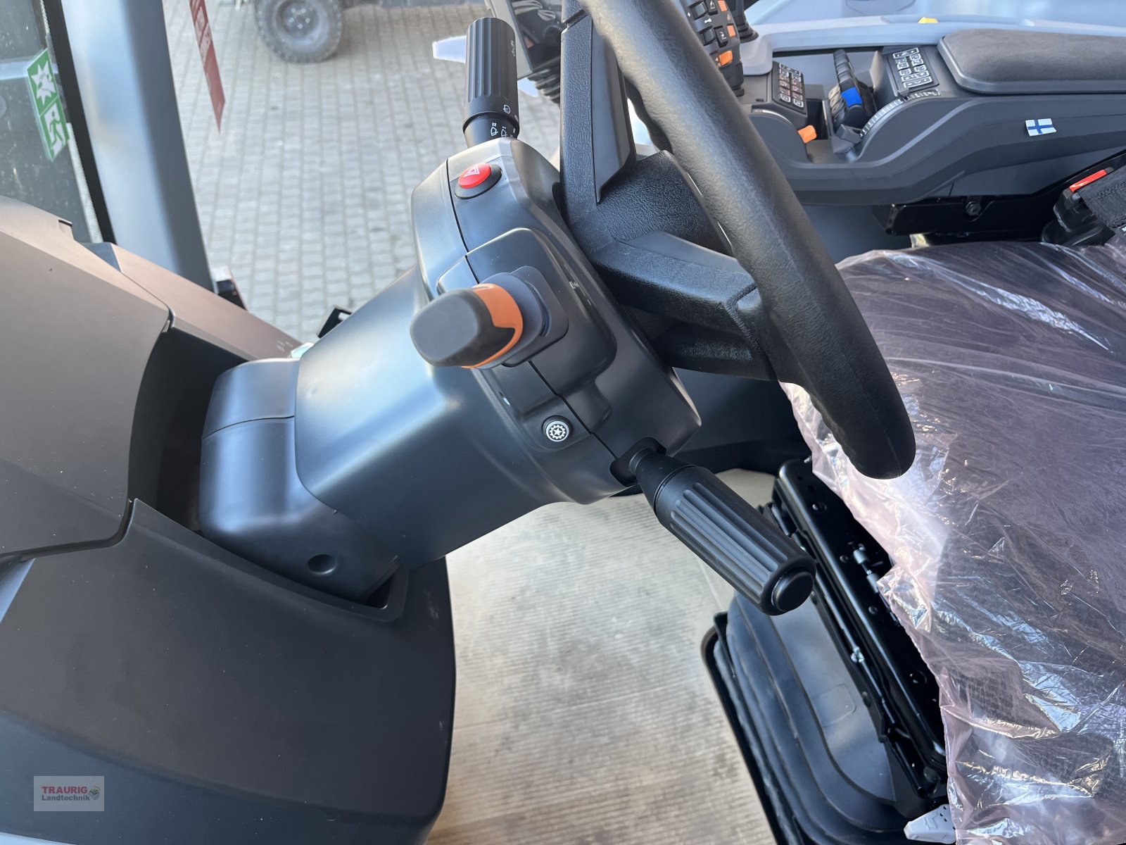 Traktor des Typs Valtra N 155D Forst m. Rüfa, Neumaschine in Mainburg/Wambach (Bild 13)