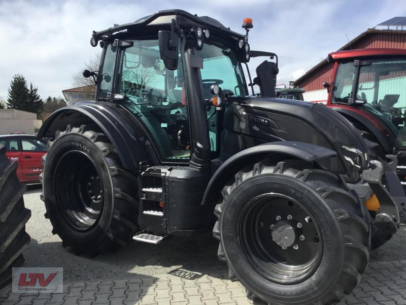 Traktor of the type Valtra N 155e A SYW TW GL, Neumaschine in Eggenfelden (Picture 1)