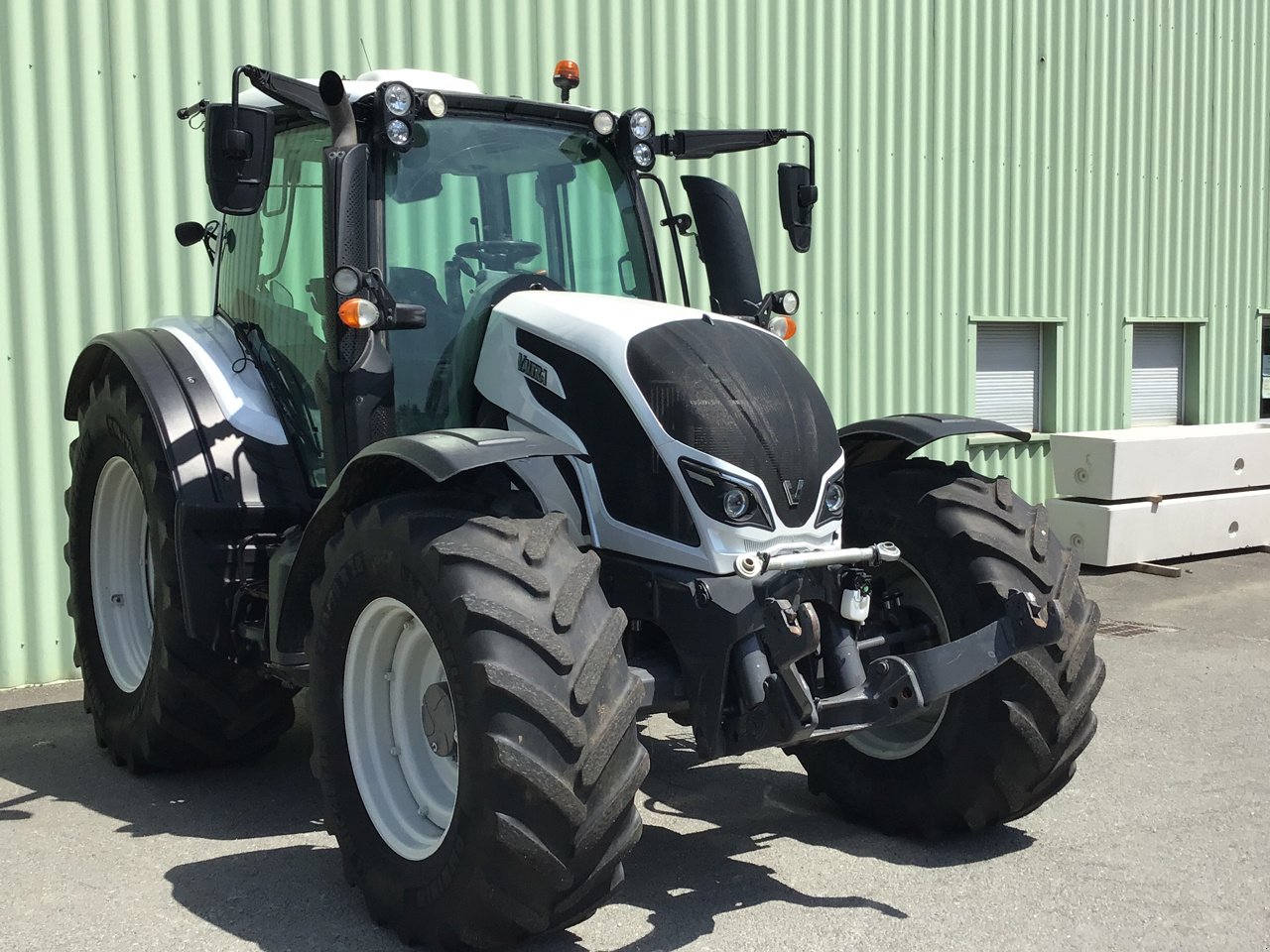 Traktor типа Valtra N 174 DIRECT, Gebrauchtmaschine в LACAPELLE-MARIVAL (Фотография 2)