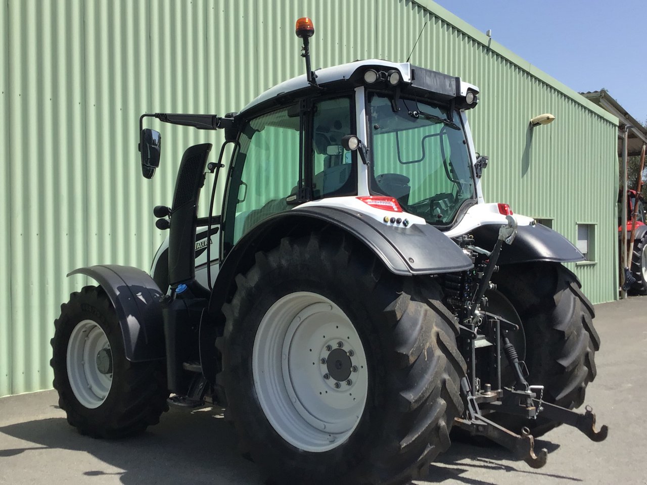 Traktor типа Valtra N 174 DIRECT, Gebrauchtmaschine в LACAPELLE-MARIVAL (Фотография 3)