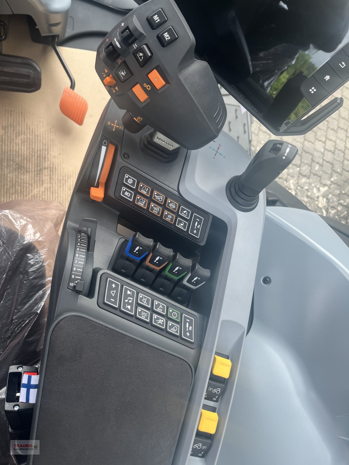 Traktor του τύπου Valtra N 175 D Forst, Neumaschine σε Mainburg/Wambach (Φωτογραφία 9)