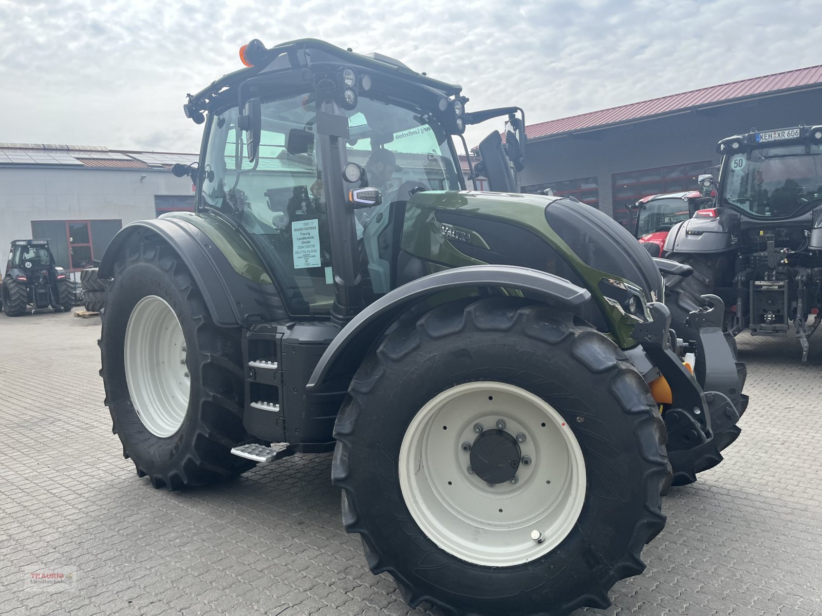 Traktor του τύπου Valtra N 175 D Forst, Neumaschine σε Mainburg/Wambach (Φωτογραφία 24)