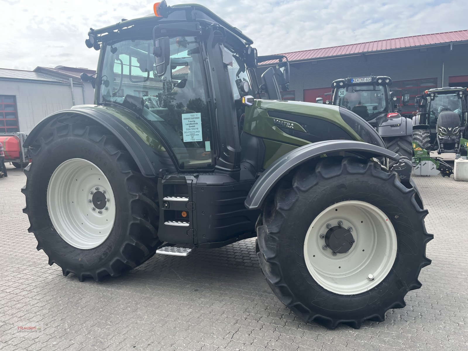 Traktor του τύπου Valtra N 175 D Forst, Neumaschine σε Mainburg/Wambach (Φωτογραφία 25)