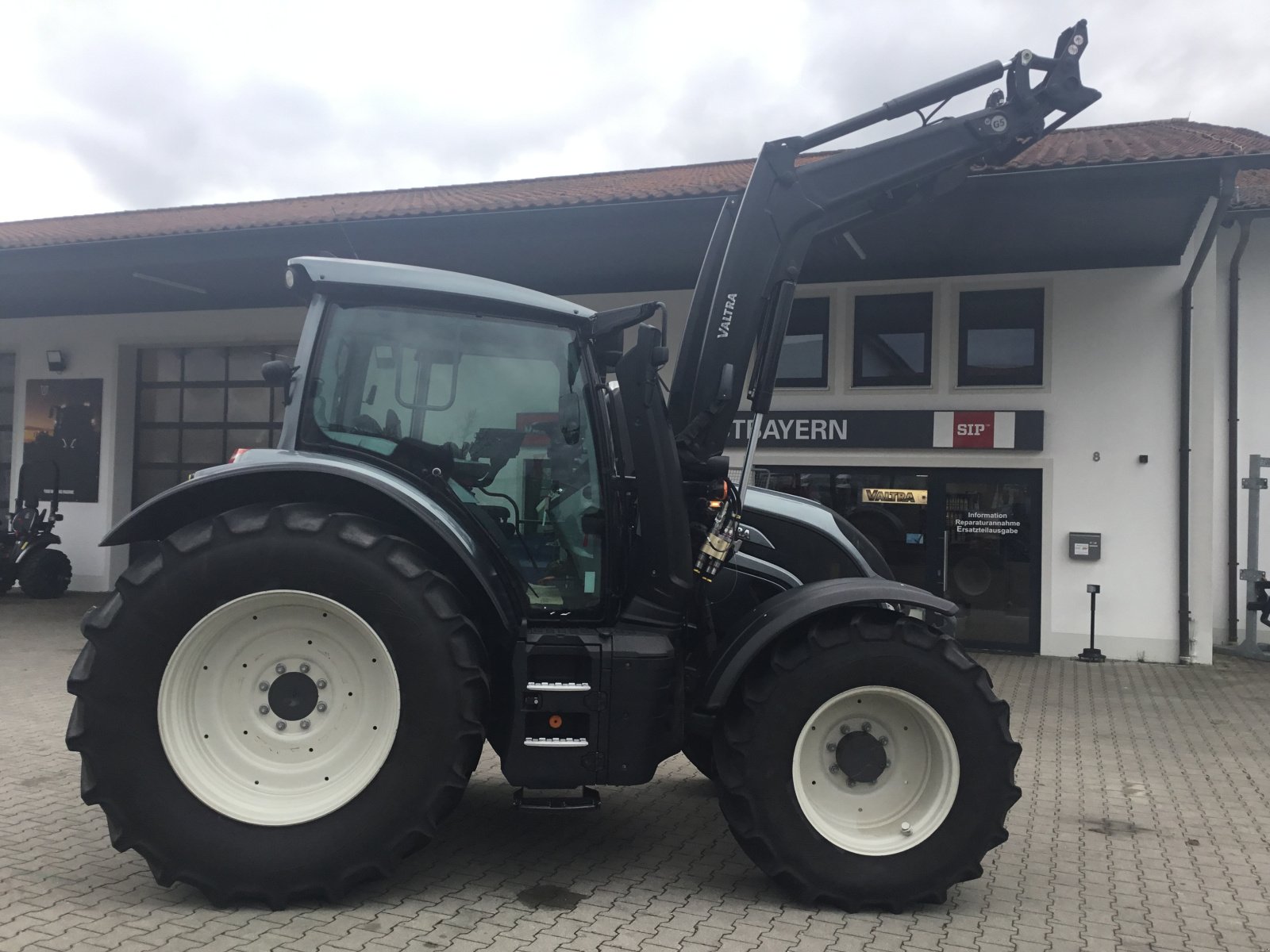 Traktor типа Valtra N 175 D, Gebrauchtmaschine в Deggendorf (Фотография 3)