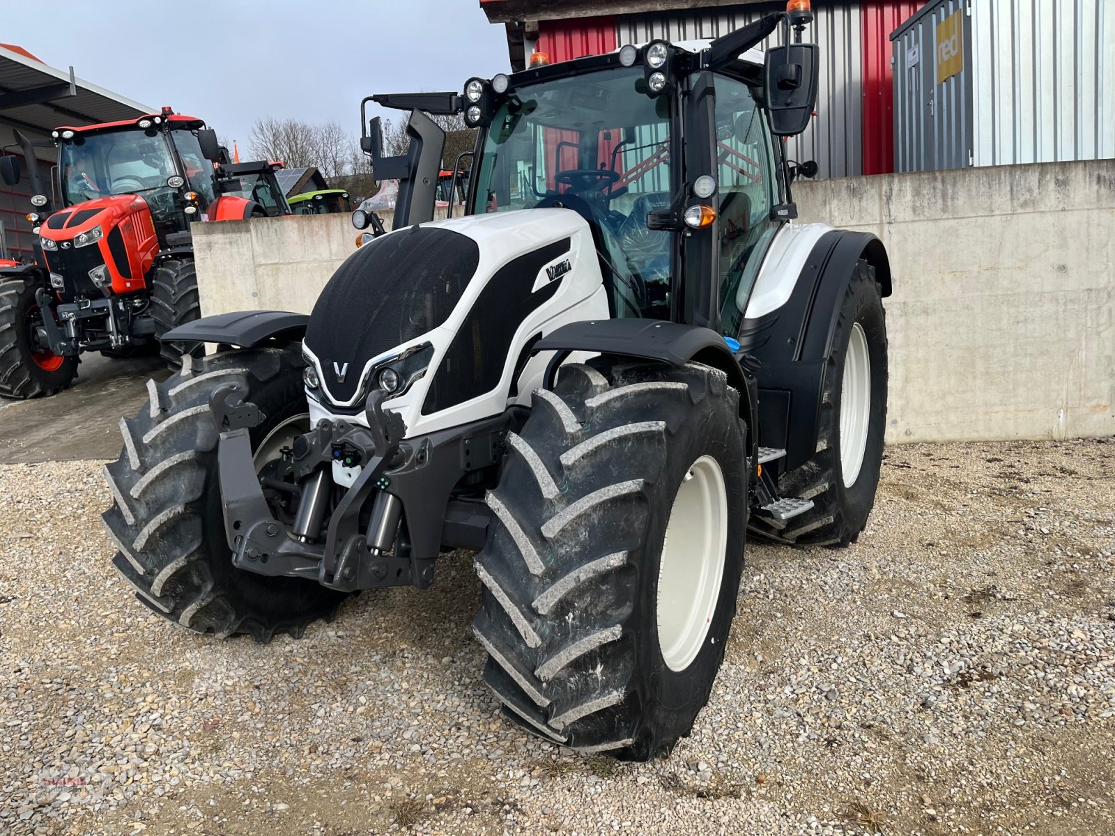 Traktor от тип Valtra N 175D mit Rüfa, Neumaschine в Mainburg/Wambach (Снимка 3)
