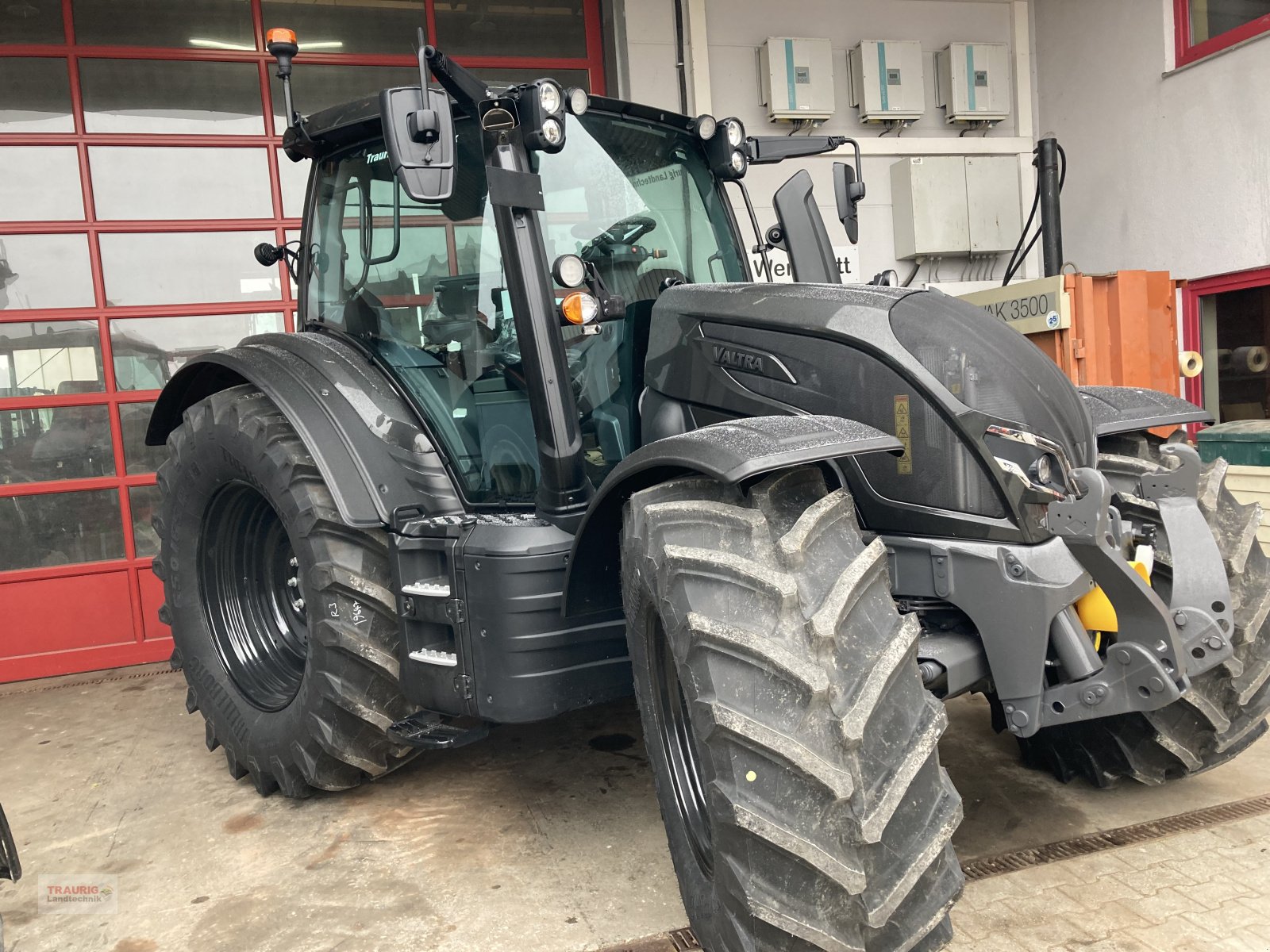 Traktor of the type Valtra N 175d mit Rüfa, Neumaschine in Mainburg/Wambach (Picture 1)