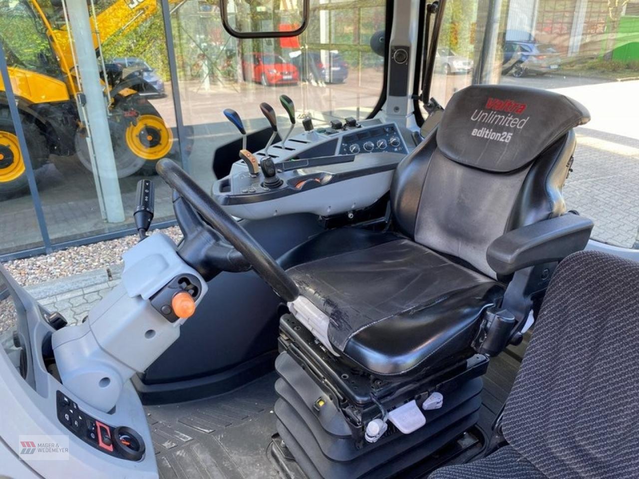 Traktor des Typs Valtra N104 MIT QUICKE FRONTALDER, Gebrauchtmaschine in Oyten (Bild 8)