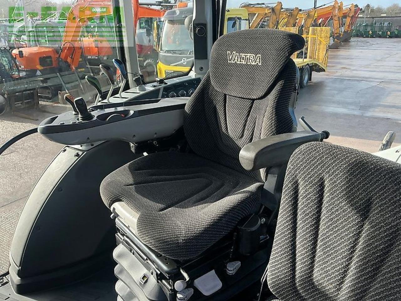 Traktor of the type Valtra n114 hi tech tractor (st25634), Gebrauchtmaschine in SHAFTESBURY (Picture 21)