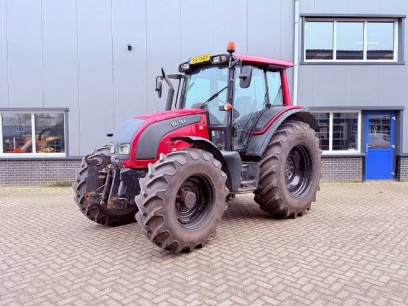 Traktor типа Valtra N121 Hitech 50km, geveerd, Fronthef, Gebrauchtmaschine в Marknesse