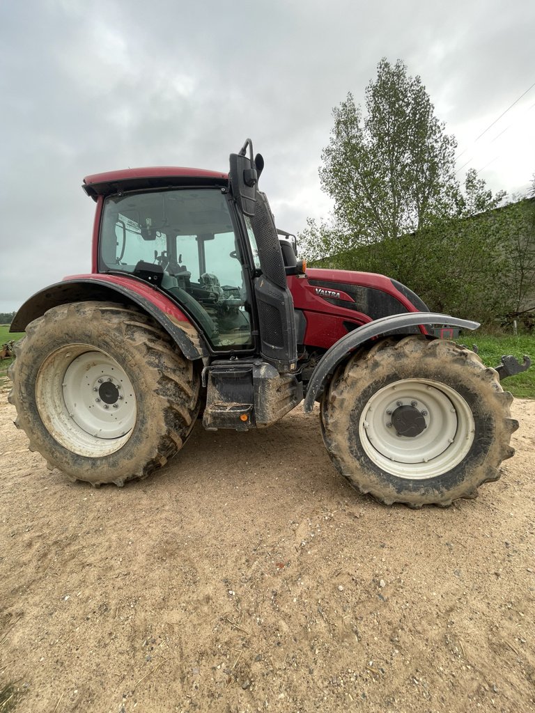 Traktor of the type Valtra N134H, Gebrauchtmaschine in Calmont (Picture 4)