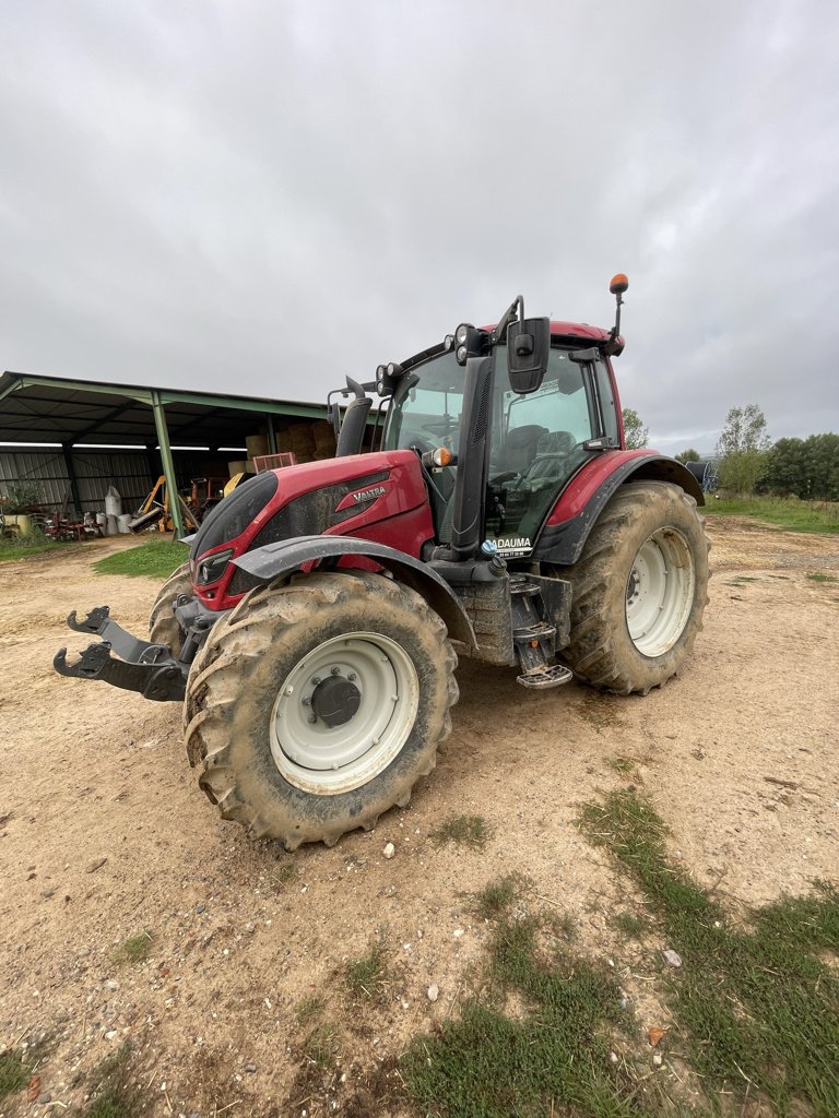 Traktor of the type Valtra N134H, Gebrauchtmaschine in Calmont (Picture 1)