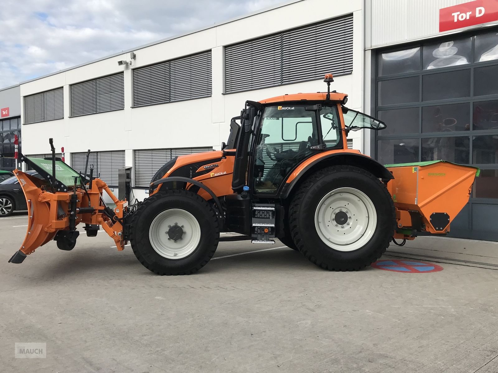 Traktor of the type Valtra N135 Direct, Neumaschine in Burgkirchen (Picture 2)