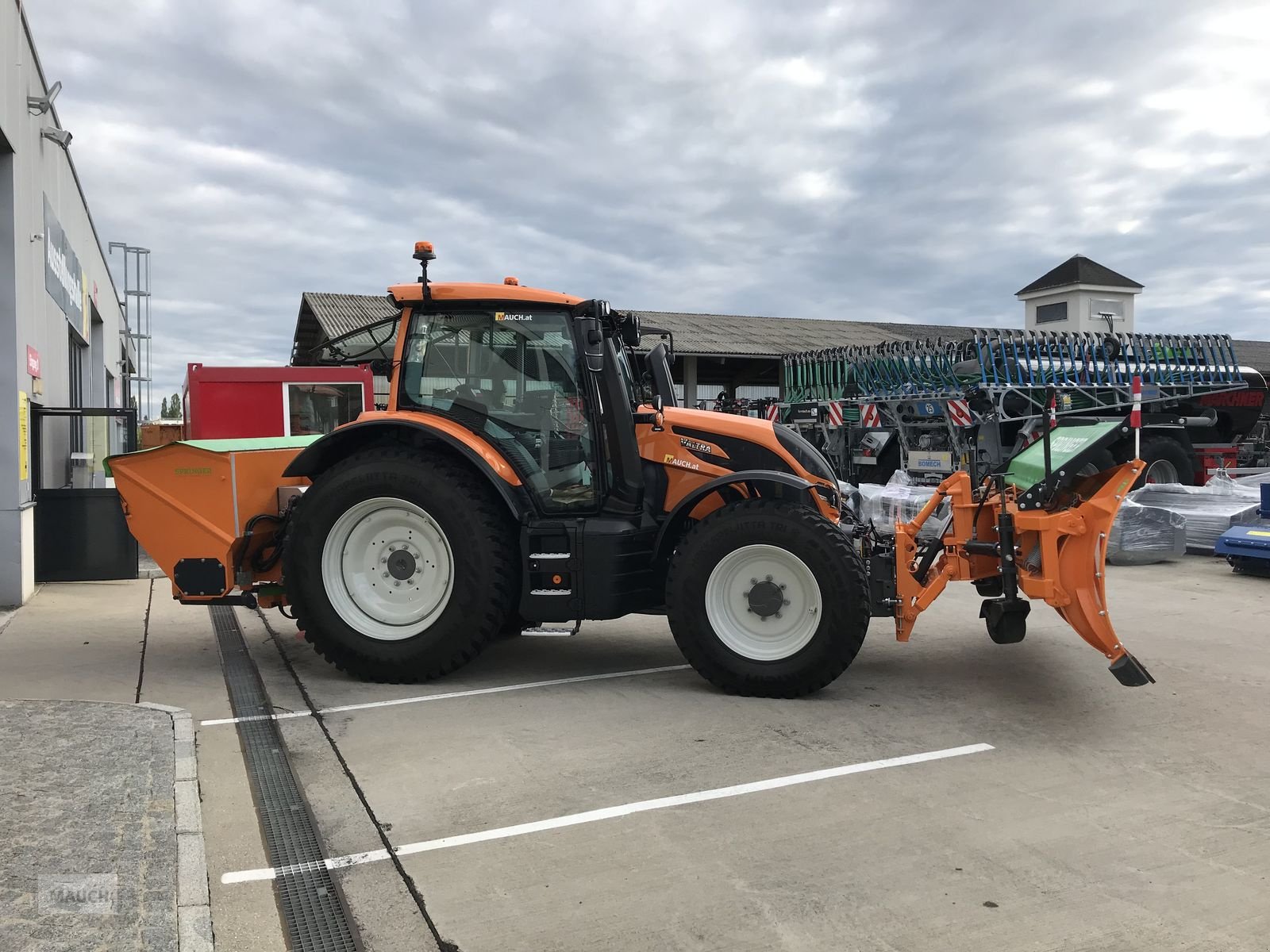 Traktor of the type Valtra N135 Direct, Neumaschine in Burgkirchen (Picture 5)
