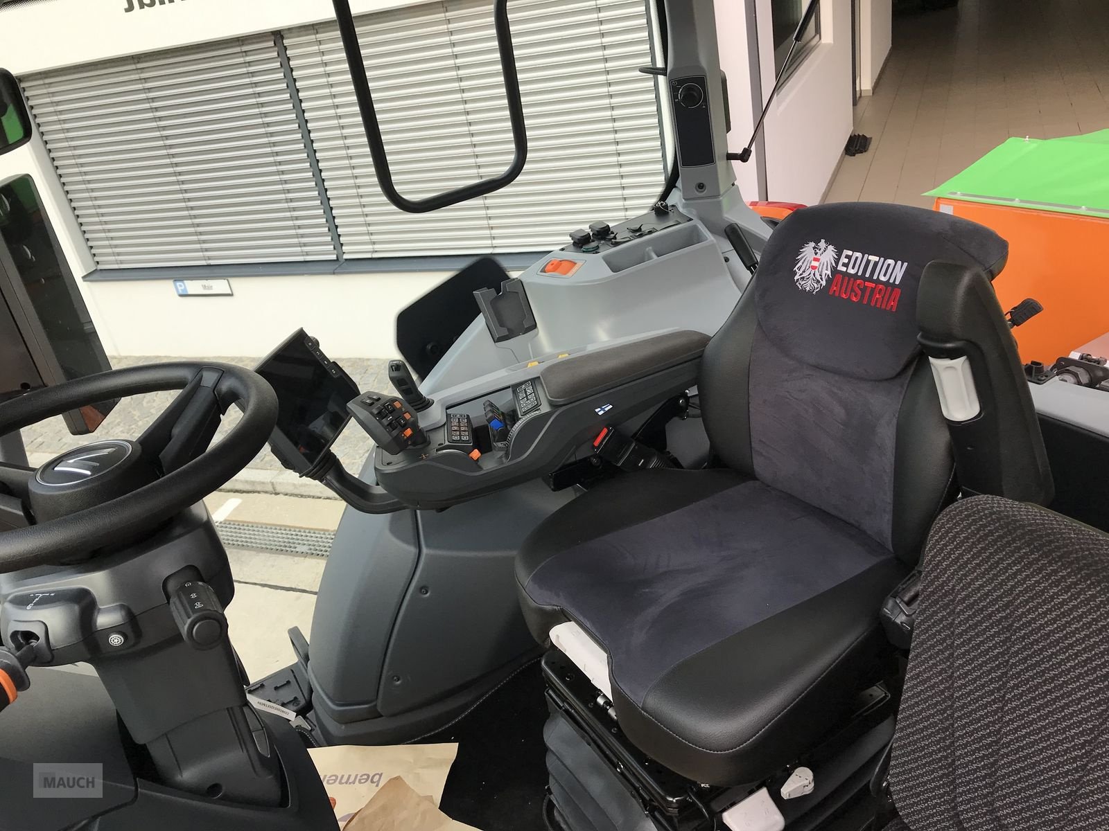 Traktor of the type Valtra N135 Direct, Neumaschine in Burgkirchen (Picture 9)