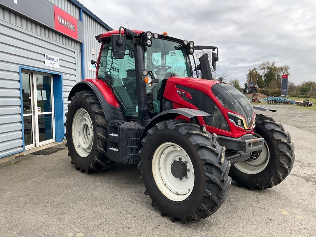 Traktor of the type Valtra N135 H, Gebrauchtmaschine in Combourg (Picture 4)