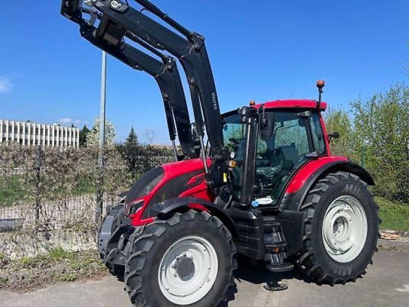 Traktor des Typs Valtra N135A, Neumaschine in Sainte-Croix-en-Plaine (Bild 1)