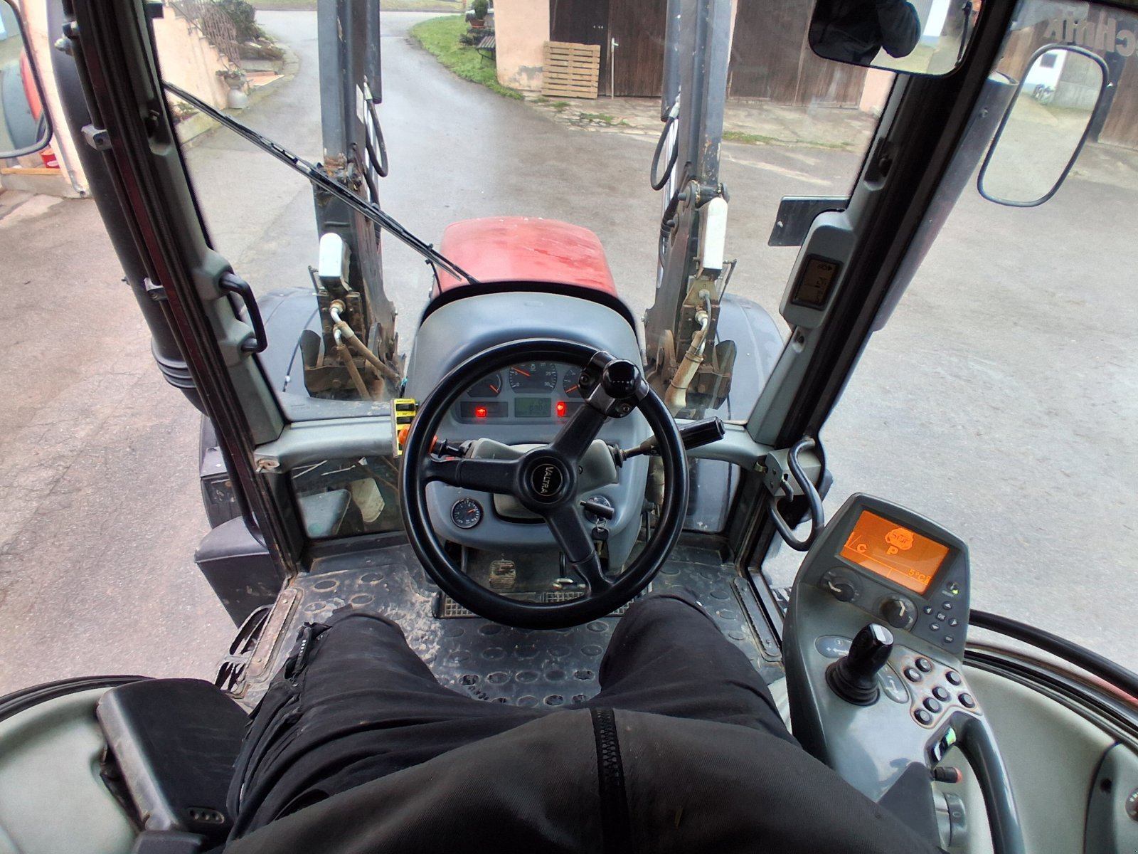 Traktor типа Valtra N142 D, Gebrauchtmaschine в Ebermannsdorf (Фотография 4)