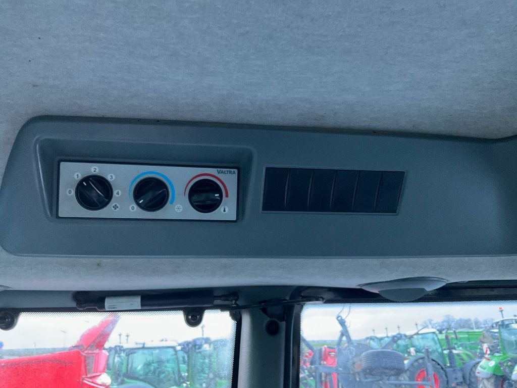Traktor типа Valtra N143 HITECH, Gebrauchtmaschine в SAINT JAMES (Фотография 10)